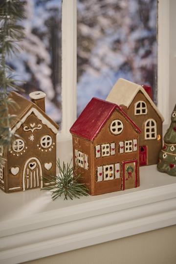 Ib Laursen Lichthaus rotes Dach und Kranz an der Tür