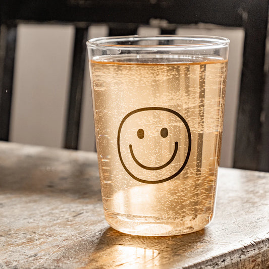 gl-165_trinkglas_smiley_schwarz_photocredits_ericanders_6_1344x1344-jpg