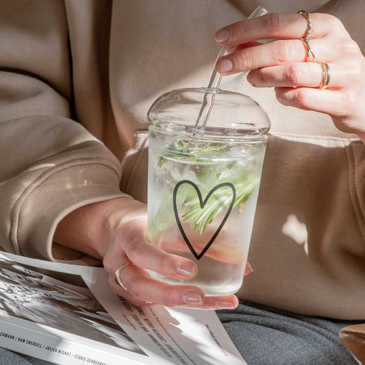 gl-167_trinkglas_herz_schwarz_photocredits_ericanders_7_1344x1344-jpg