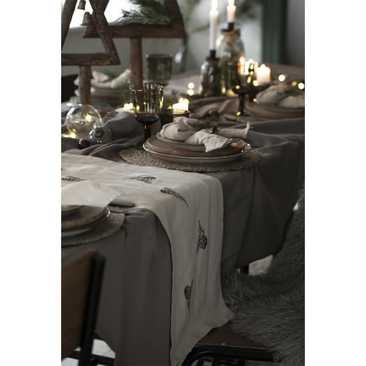 ib-laursen-tischlaeufer-tradition-mit-Zapfen-auf-zweig-leinenfarbig-6310-76-2