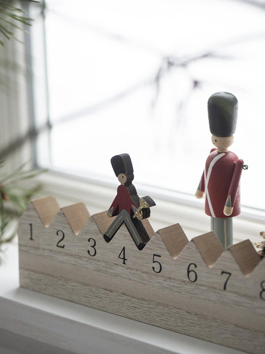 ib-laursen-weihnachtskalender-gehender-gardist-92078-00-1