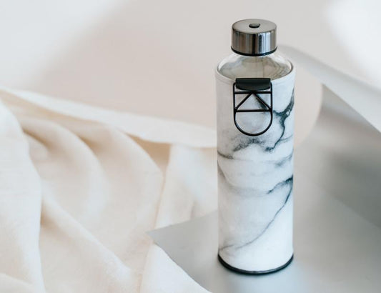 neuheiten-tisch-kueche-geschirr-thermobecher-kannen-unterwegs-mismatch-stone-glasflasche-mit-kunstlederhuelle-wg28022-_1_18292