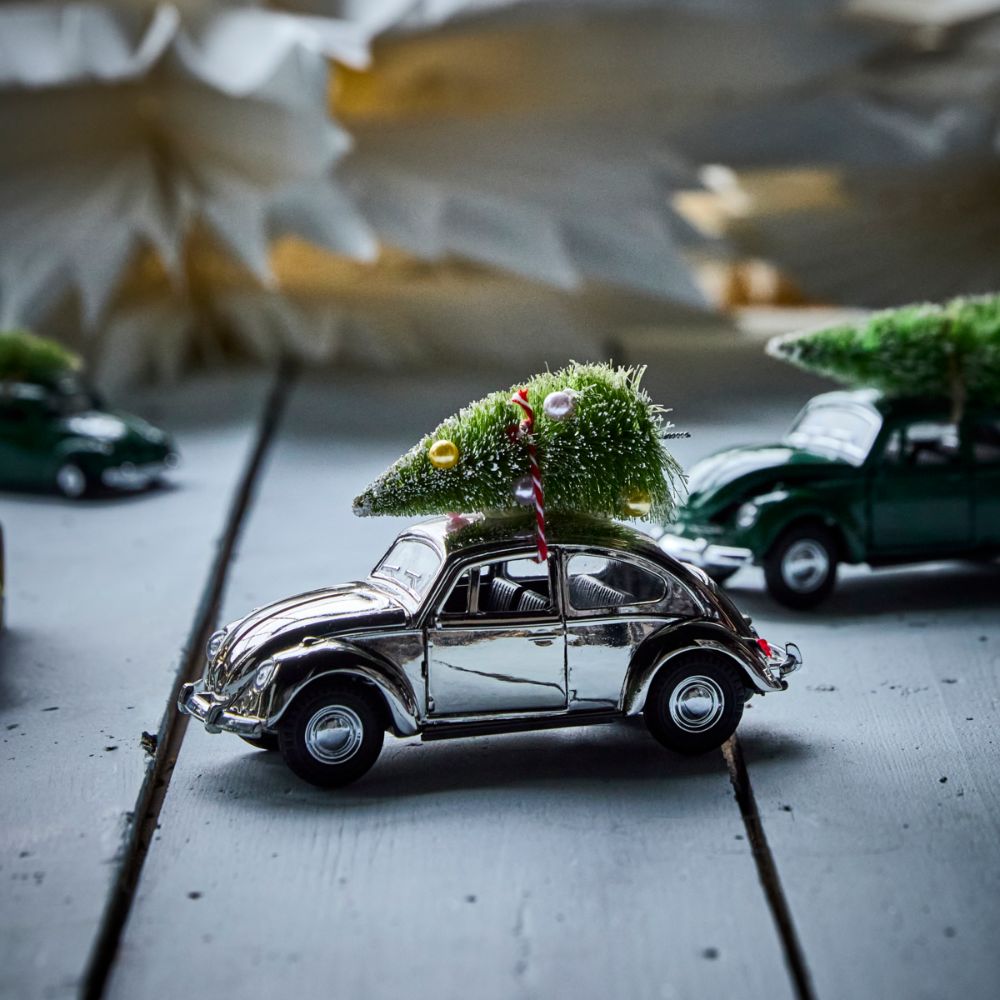 House Doctor Weihnachtsauto Silber Groß – Dekoauto mit Tannenbaum