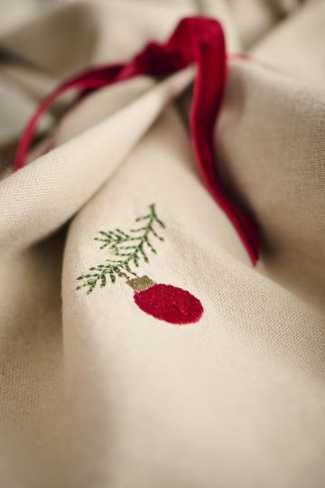 Ib Laursen Stoffserviette Tradition mit Weihnachtskugel auf Tannenzweig