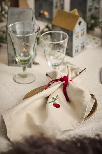 Ib Laursen Stoffserviette Tradition mit Weihnachtskugel auf Tannenzweig