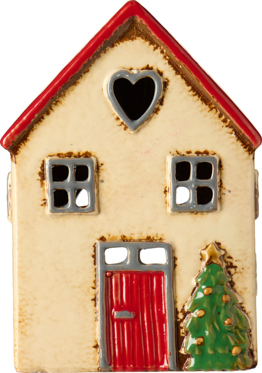 Ib Laursen Lichthaus Stillenat rotes Dach und Tannenbaum vor dem Haus