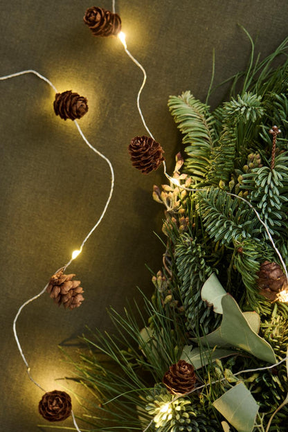 Ib Laursen Lichterkette mit 10 LED-Lichtern und Zapfen