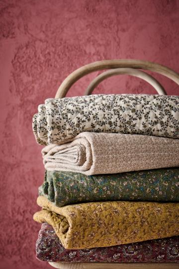 Ib Laursen Quilt grau m/grünen, blauen und rosa Blumen