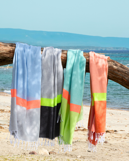 NEON Strandtuch aus recycelter Baumwolle mit Geschenkbox, Blau/Grün