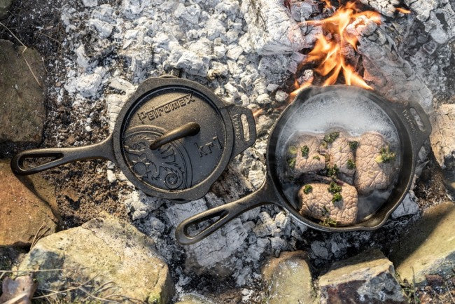 Petromax Gusseiserne Kasserolle mit Deckel kr1, Topf mit planem Boden und Stiel für ein einfaches Hantieren über dem offenen Feuer oder dem Herd
