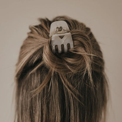 ac-002_spange_herz_weiss_photocredis_eulenschnitt_10_1344x1344-jpg