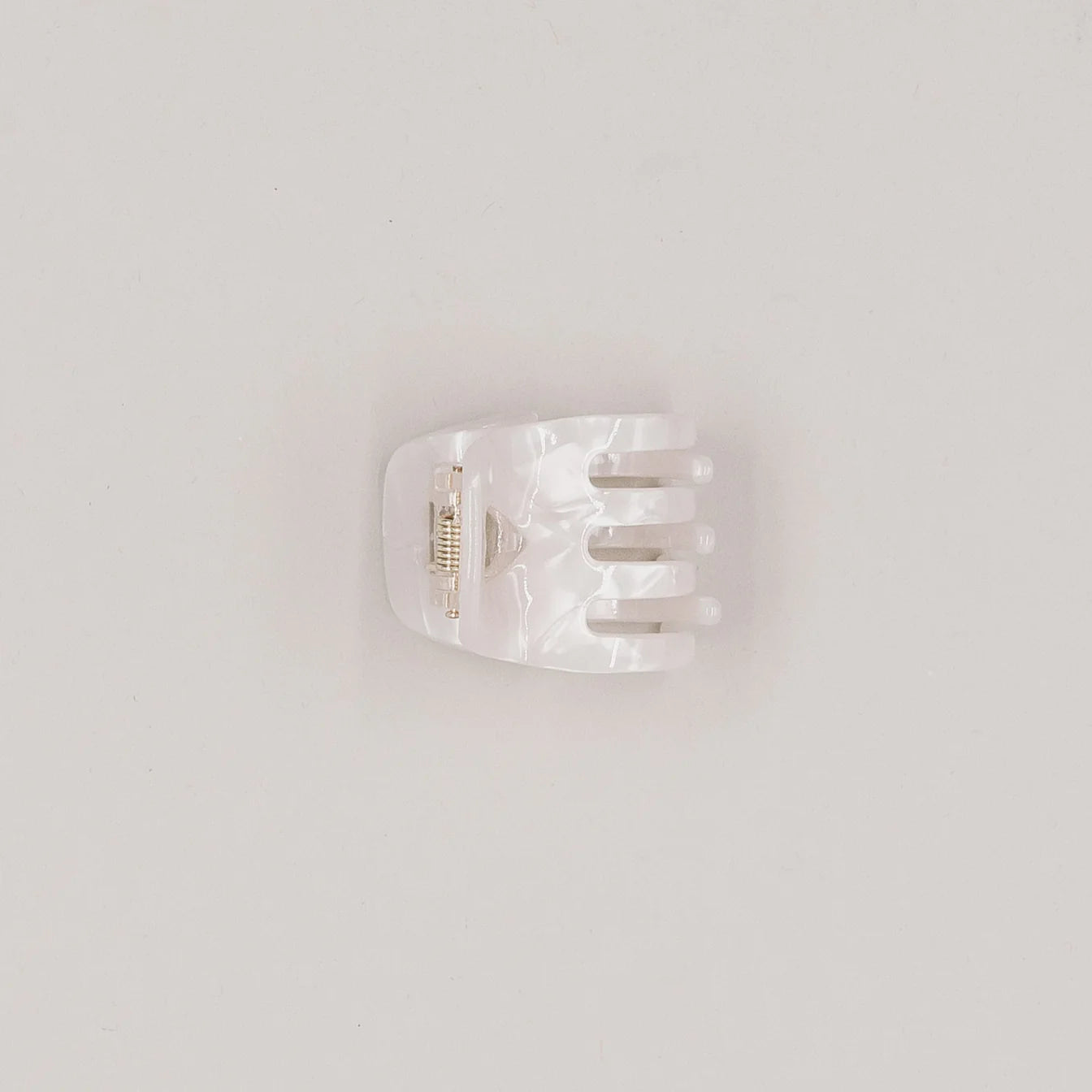 ac-002_spange_herz_weiss_photocredis_eulenschnitt_4_1344x1344-jpg