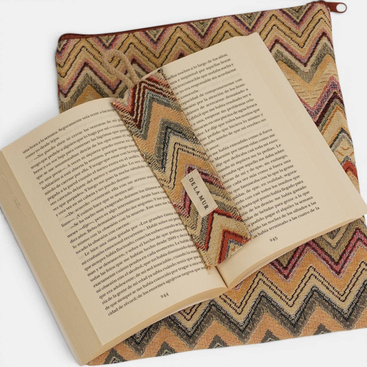Buchcover mit Lesezeichen Kirsche