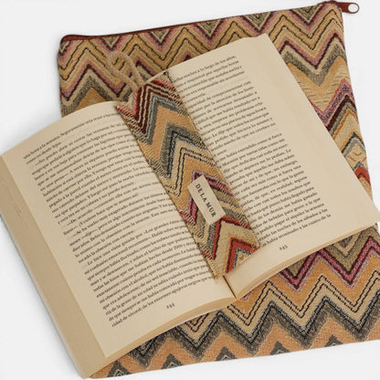 Buchcover mit Lesezeichen Kirsche