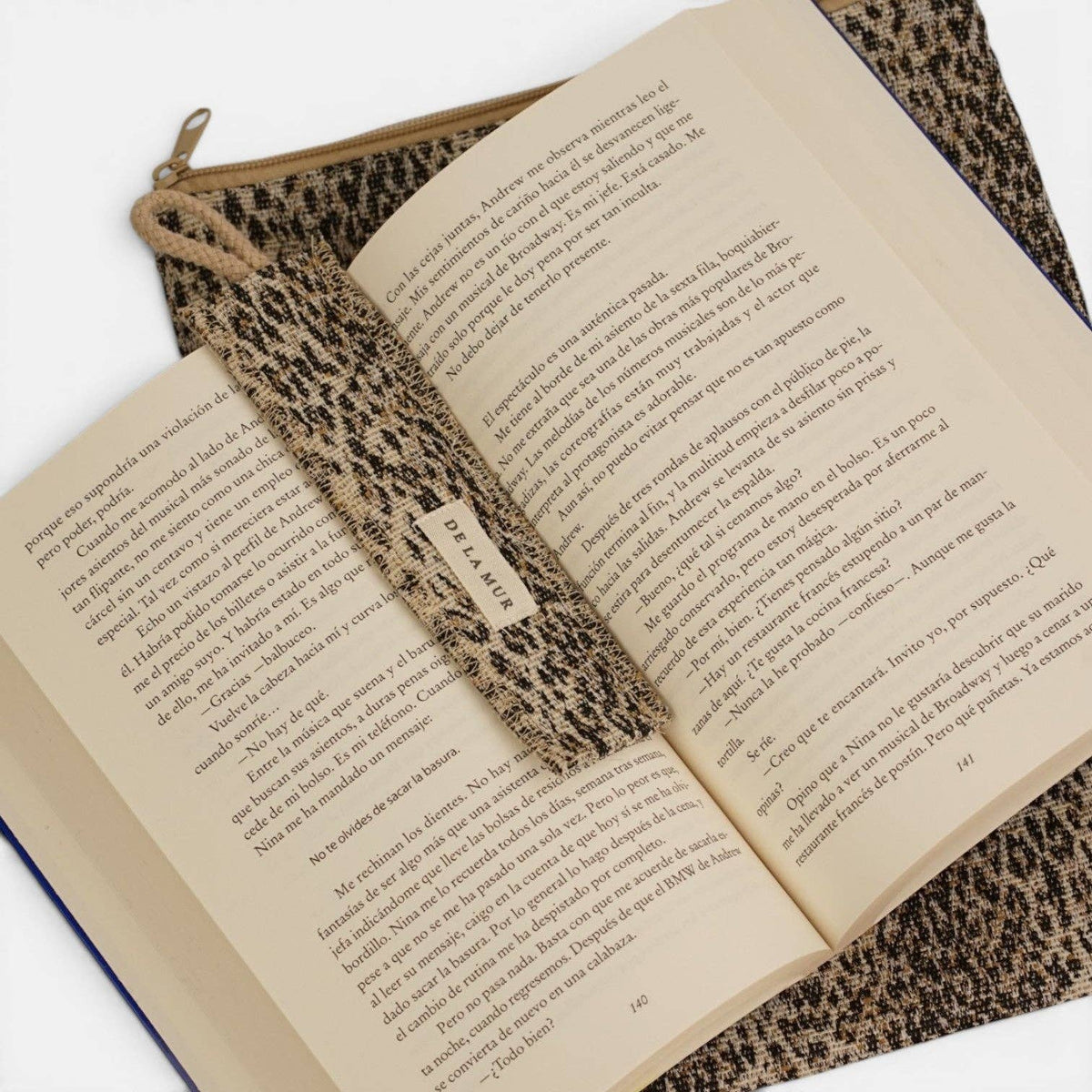 Buchcover mit Lesezeichen LEO