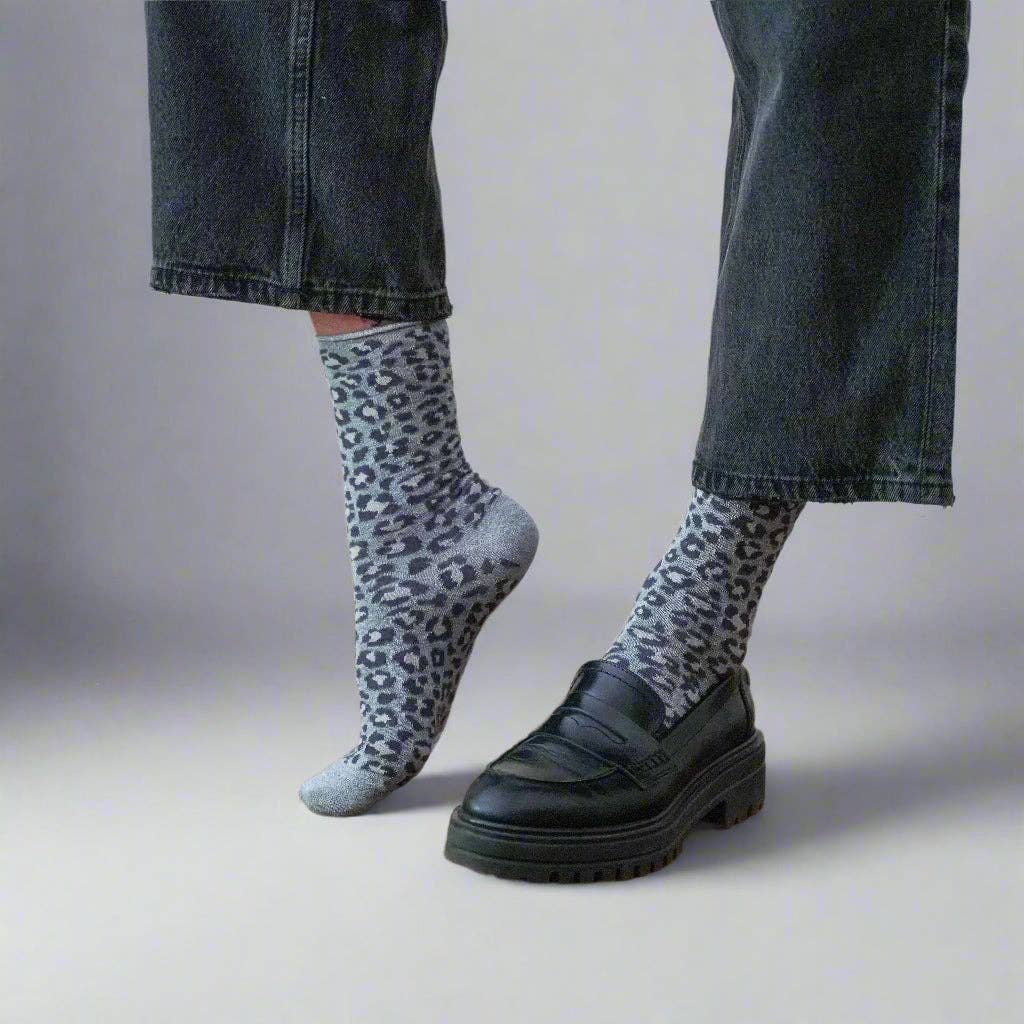 KLUE Glitzer-Lurex-Socken aus umweltfreundlichem Lyocell | Leopard Grau