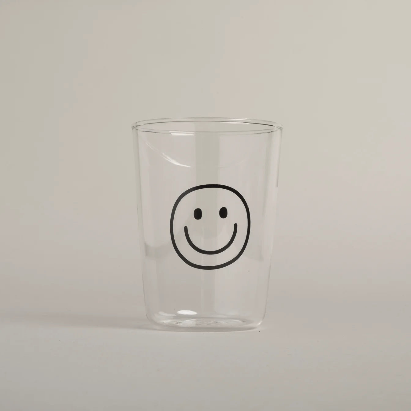 gl-165_trinkglas_smiley_schwarz_photocredits_ericanders_2_1344x1344-jpg