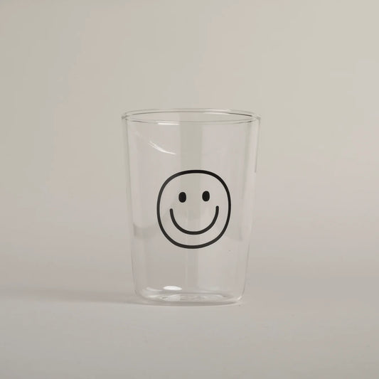 gl-165_trinkglas_smiley_schwarz_photocredits_ericanders_2_1344x1344-jpg