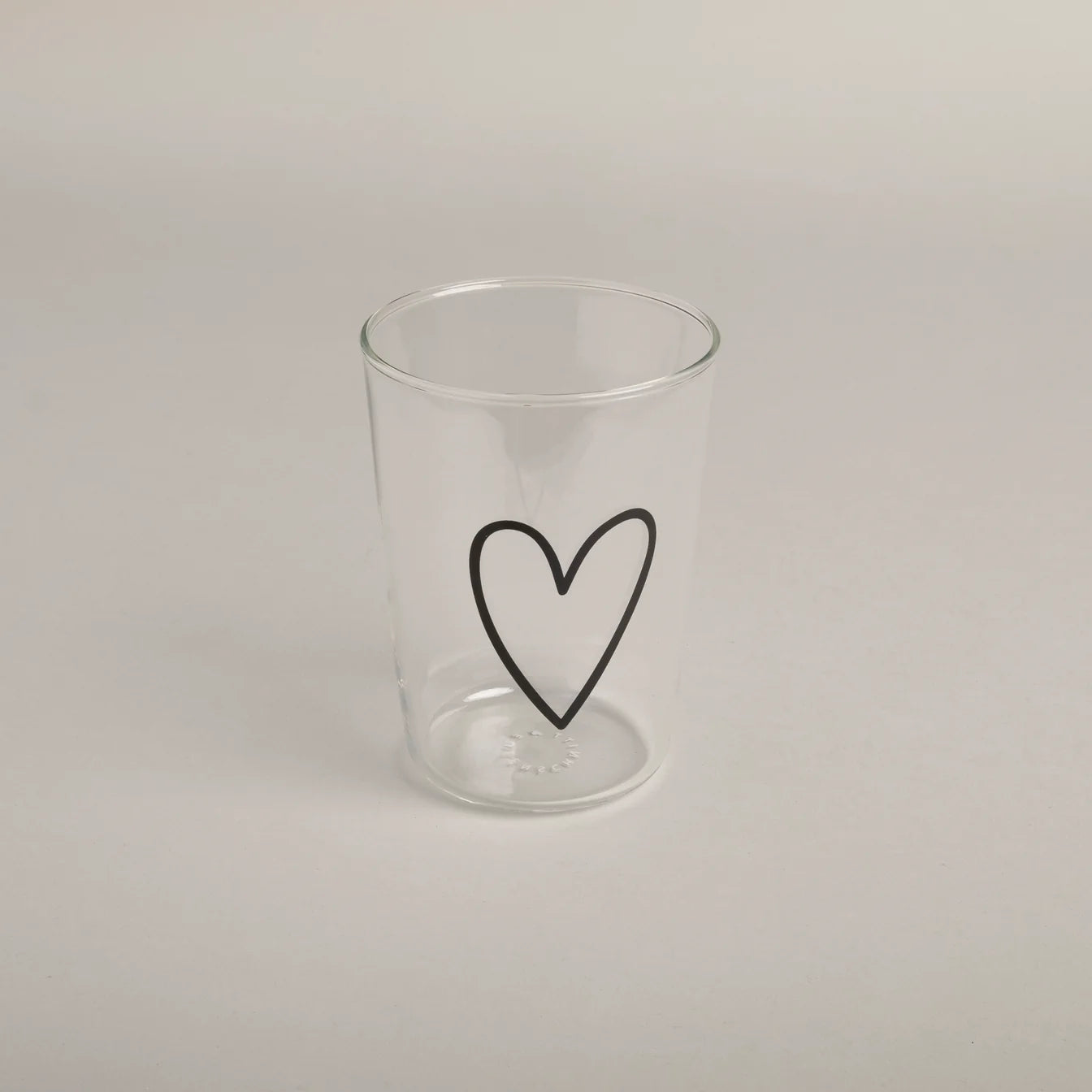 gl-167_trinkglas_herz_schwarz_photocredits_ericanders_1_1344x1344-jpg