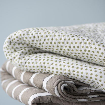 ib-laursen-quilt-gruene-punkte-130x180-cm-07985-42-2
