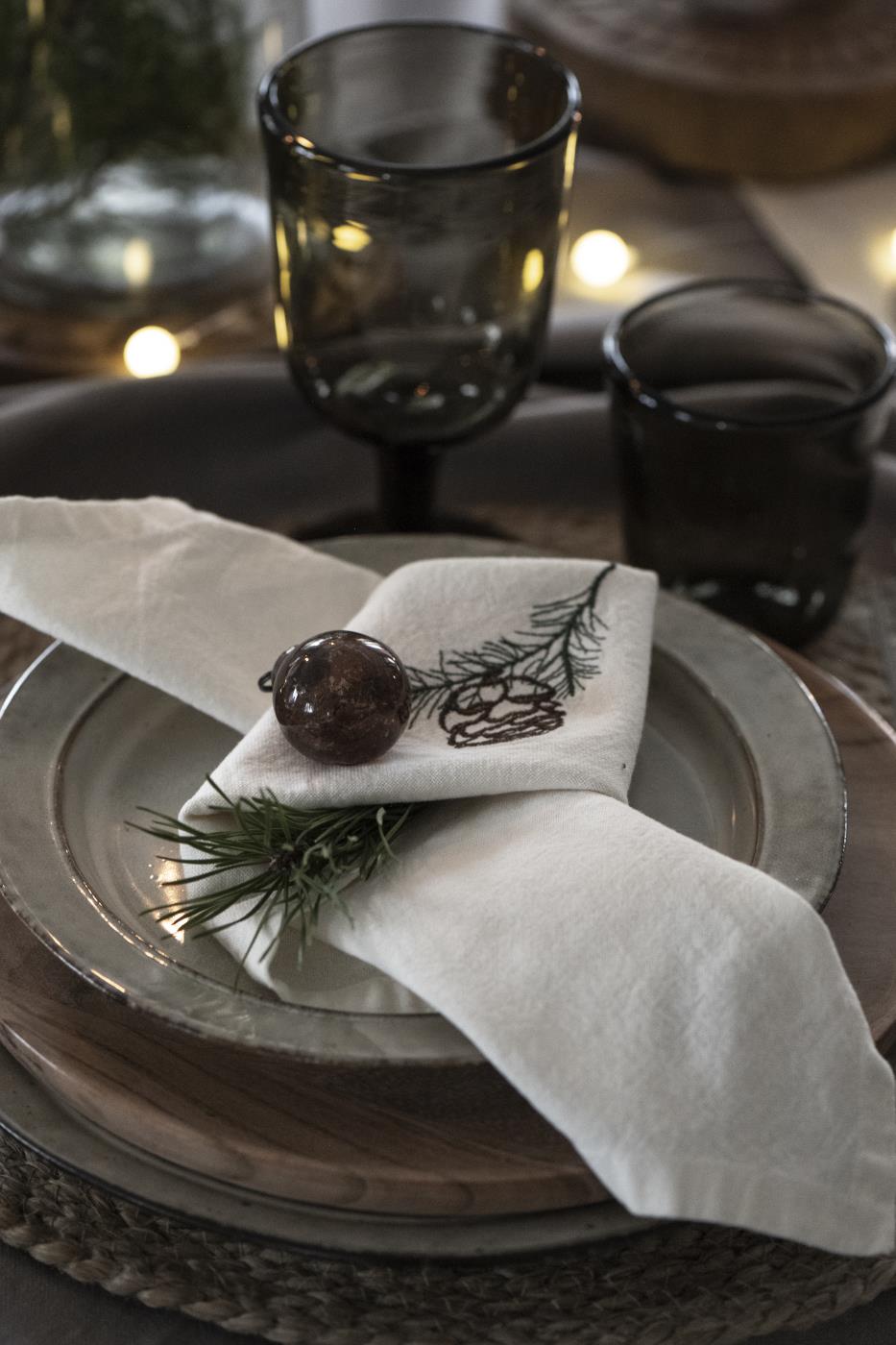 ib-laursen-stoffserviette-tradition-mit-zapfen-auf-zweig-leinenfarbig-6307-76-1