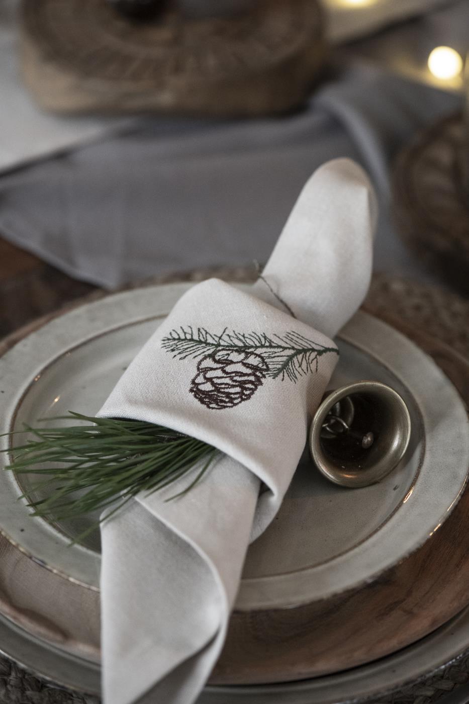 ib-laursen-stoffserviette-tradition-mit-zapfen-auf-zweig-leinenfarbig-6307-762