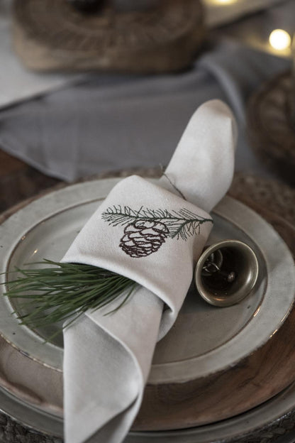 ib-laursen-stoffserviette-tradition-mit-zapfen-auf-zweig-leinenfarbig-6307-762