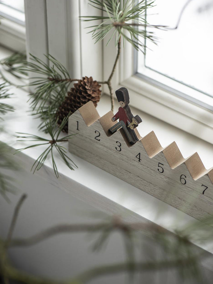 ib-laursen-weihnachtskalender-gehender-gardist-92078-00-2