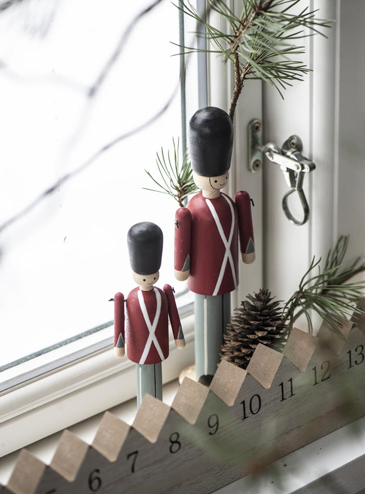 ib-laursen-weihnachtskalender-gehender-gardist-92078-00-3