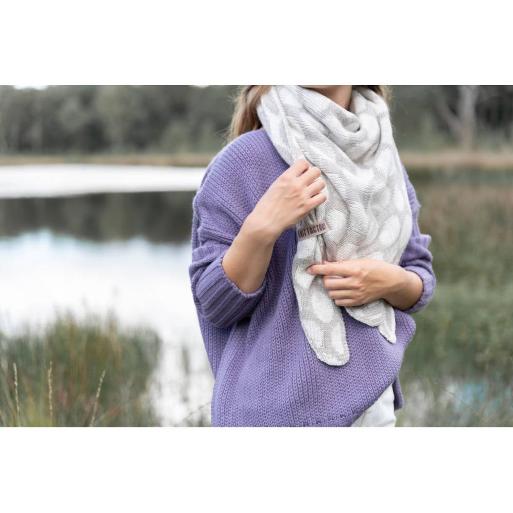 knit_factory_dreieckschal_liva_urban_green-beige_KF-188-060-225-50_4