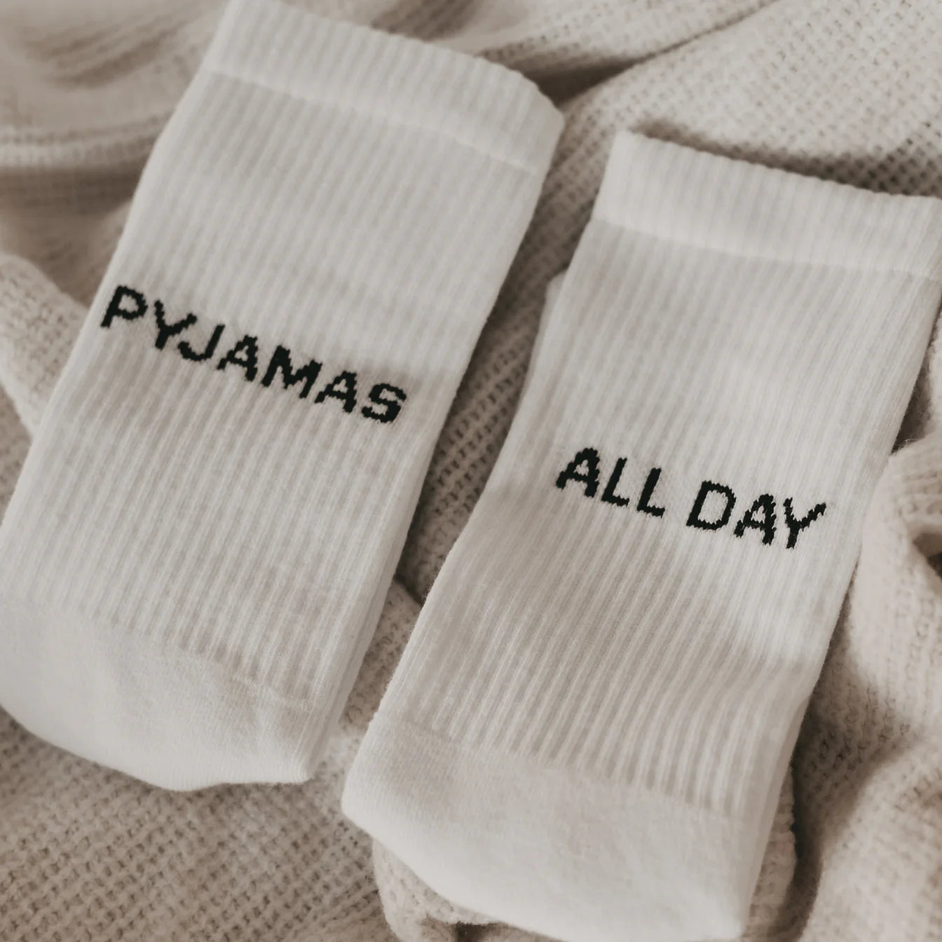 soc_109-111_socken_pyjamasallday_photocredits_eulenschnitt_4_1344x1344-jpgELyZRCGs5LYGN